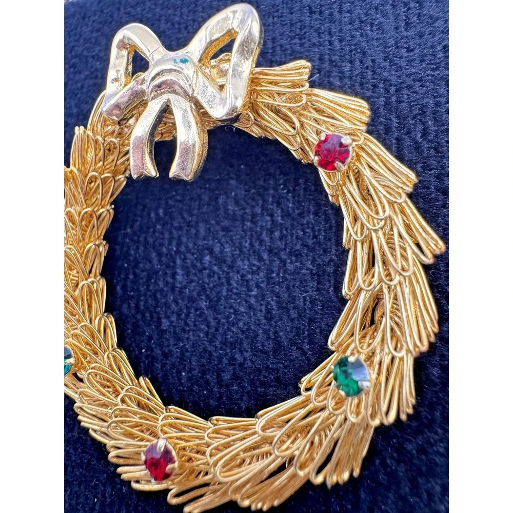 Gold Tone Christmas Wreath Brooch Red‎ Green Rhinestones Bow Pin